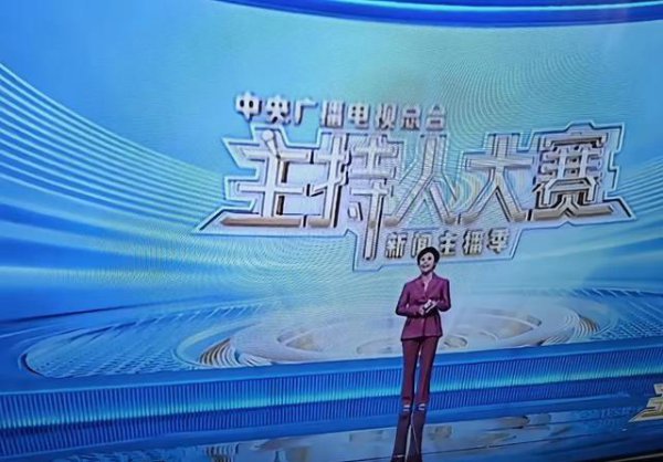 新主捏东谈主全程看手卡，业务荒僻引争议，换东谈主到底图什么