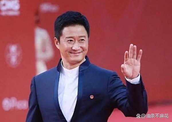吴京尴尬了！“后视镜”争议后，竞争敌手杜江的爱国片似乎更受认同！